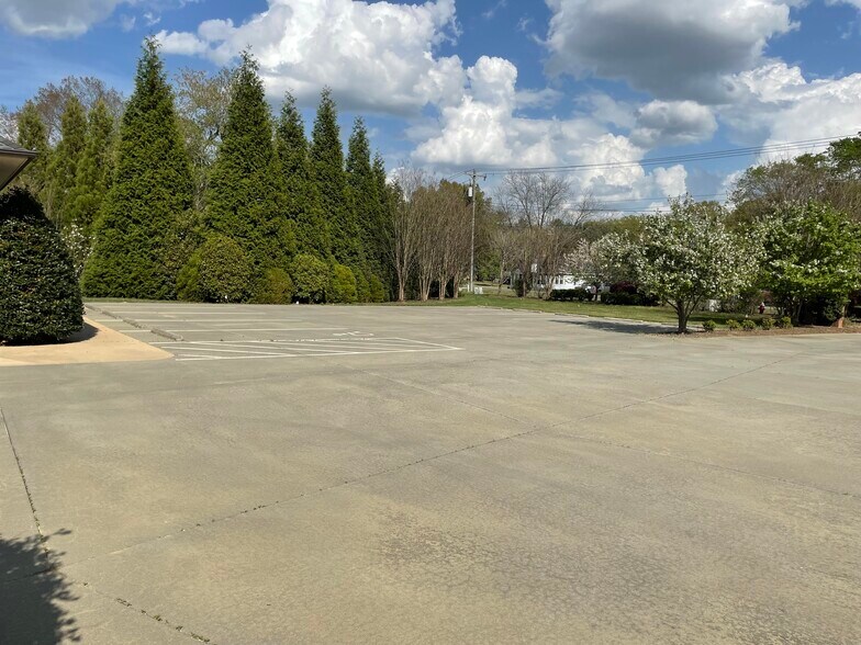 More Photos Of 1611 Flora Ave, Burlington Healthcare For Lease