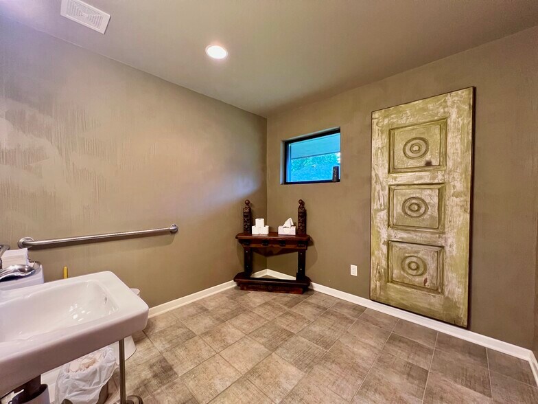 More Photos Of 614 Oak Ave, Sulphur Springs Office For Sale