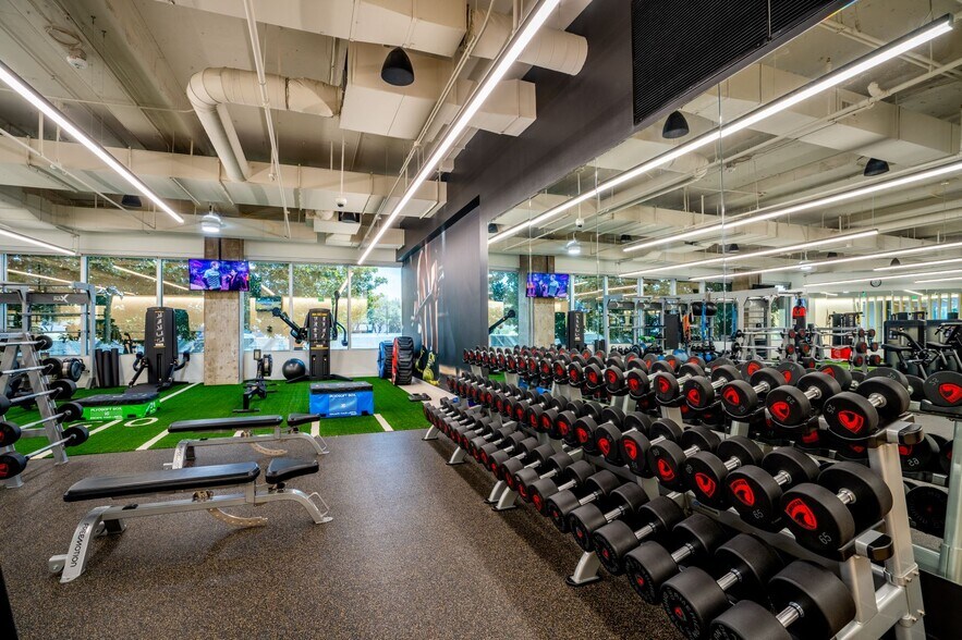 More Photos Of 5400 Lyndon B Johnson Fwy, Dallas Unknown For Lease