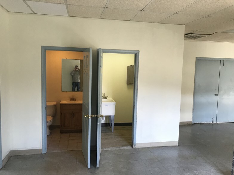 More Photos Of 1795 Stout Dr, Warminster Warehouse For Lease