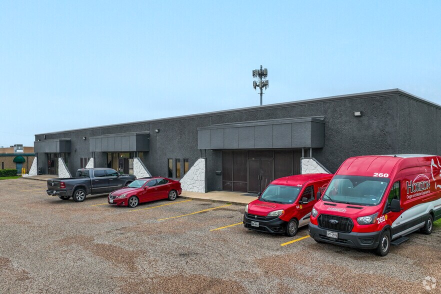 More Photos Of 9727-9733 South Fwy, Fort Worth Warehouse For Lease