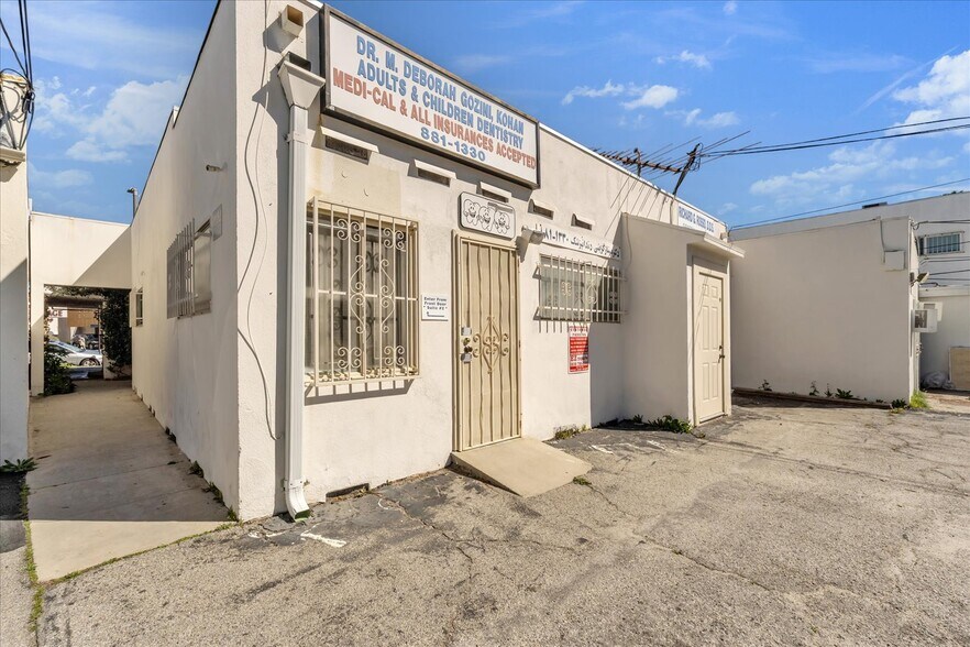 More Photos Of 18032 Ventura Blvd, Encino Medical For Lease