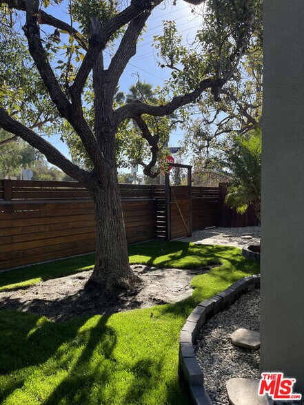 More Photos Of 817 Broadway St, Venice Multifamily For Sale