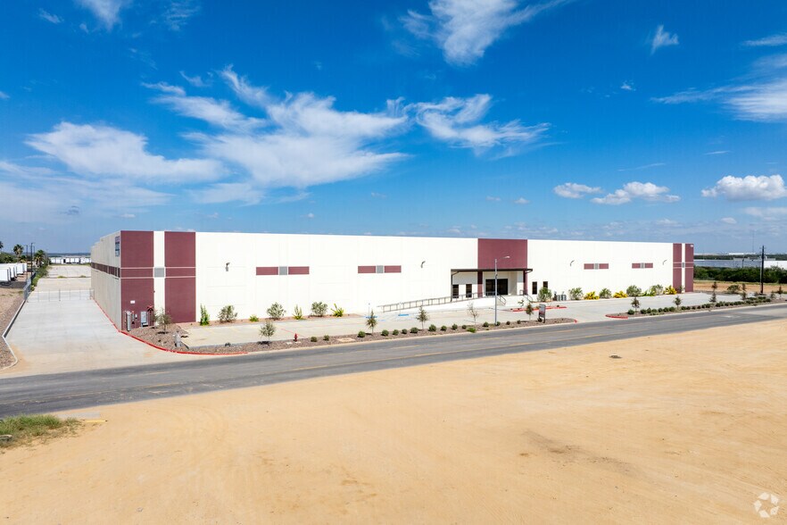 More Photos Of 172 Interamerica Blvd, Laredo Warehouse For Lease
