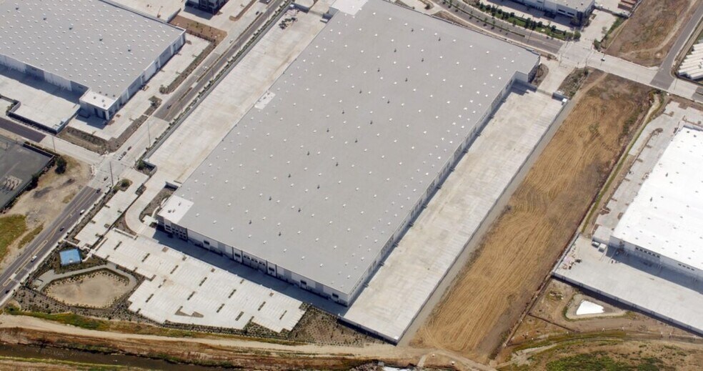 More Photos Of 450 E Rider St, Perris Distribution For Lease