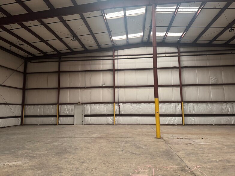 More Photos Of 4 Copper Dr, Wilmington Warehouse For Lease