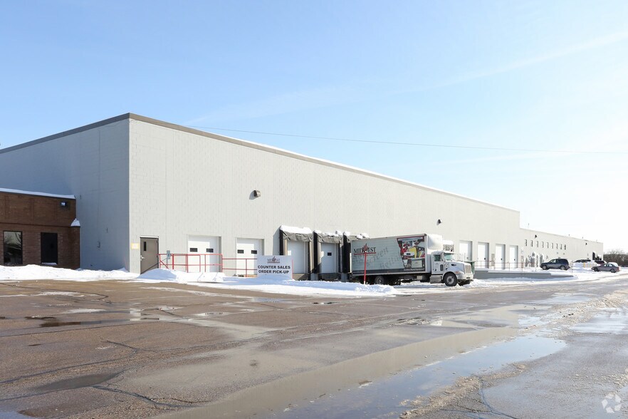 More Photos Of 16405-16465 W Lincoln Ave, New Berlin Distribution For Lease