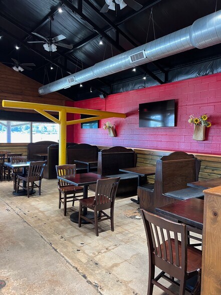 More Photos Of 10811 NE 23rd St, Spencer Restaurant For Lease