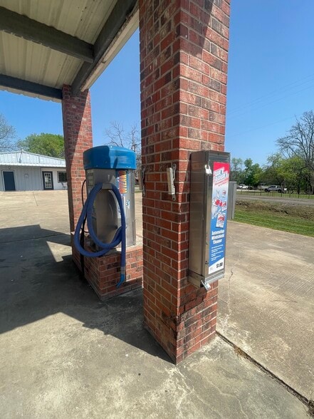 More Photos Of 931 E Dallas Ave, Cooper Self Storage For Sale