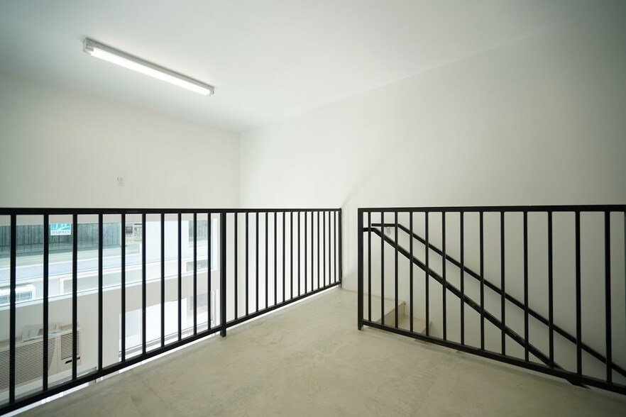 More Photos Of 1040 S Los Angeles St, Los Angeles Freestanding For Sale