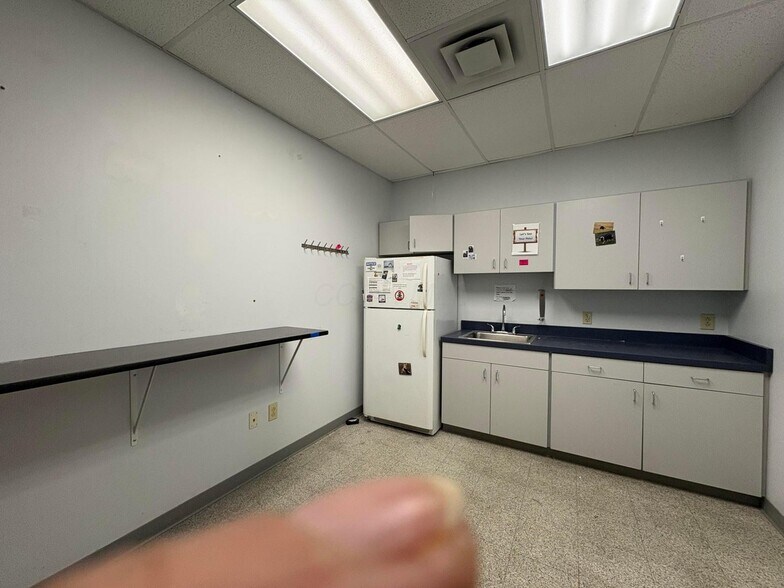 More Photos Of 5230 Renner Rd, Columbus Veterinarian Kennel For Sale