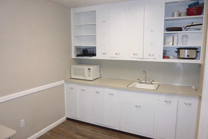 More Photos Of 1209 Wilcox Expy, Kingsport Healthcare For Lease