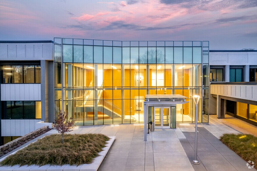 More Photos Of 401 McCullough Dr, Charlotte Office For Sale