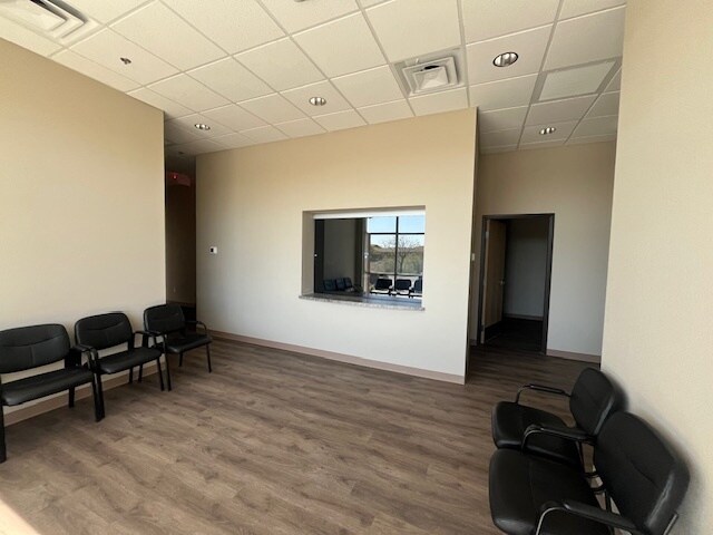 More Photos Of 41818 N Venture Dr, Phoenix Medical For Lease