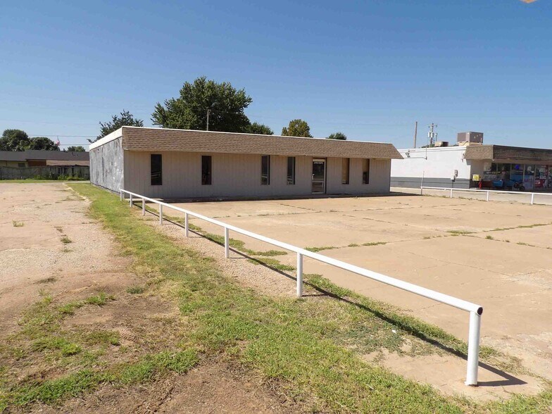 More Photos Of 400 E Jack Choate Ave, Hennessey Office For Sale