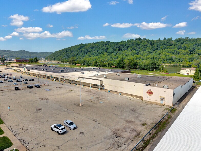More Photos Of 100 Chamber Plz, Charleroi Supermarket For Lease