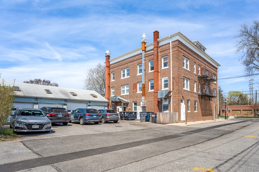 More Photos Of 105-107 Newtown Ln, East Hampton Storefront Retail Residential For Sale