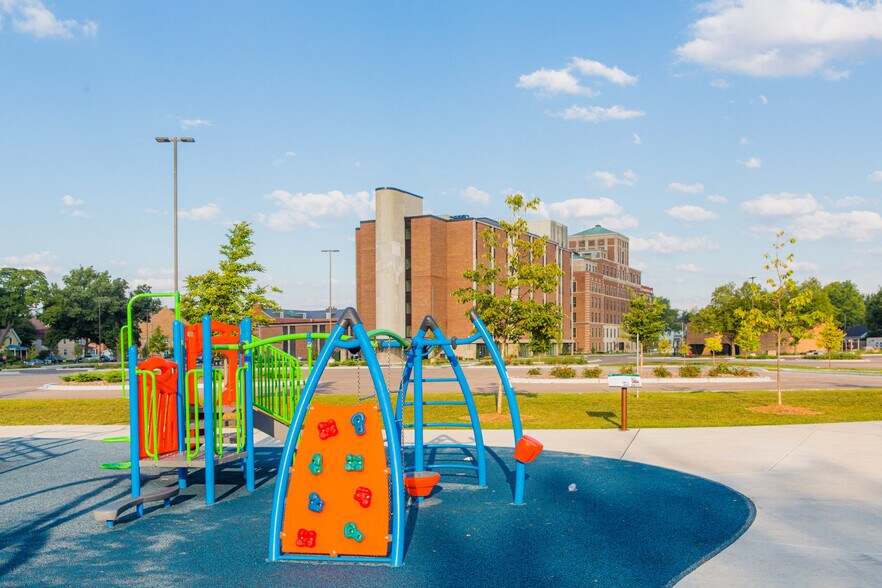 More Photos Of 323 Weston Ave, Aurora Medical For Lease