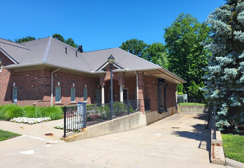 More Photos Of 43650 Garfield Rd, Clinton Township Medical For Lease