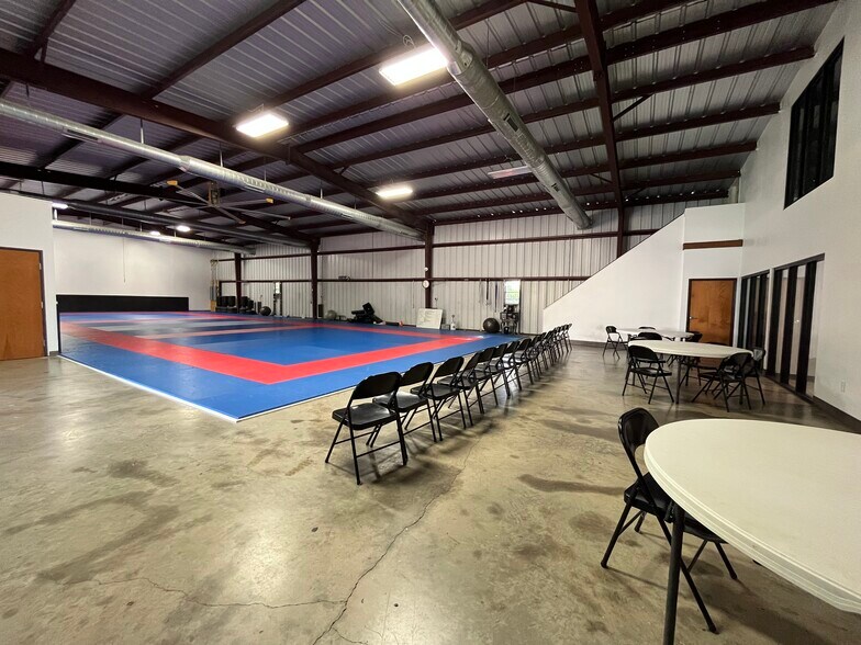 More Photos Of 5108 Wilson Rd, Fort Worth Flex For Lease