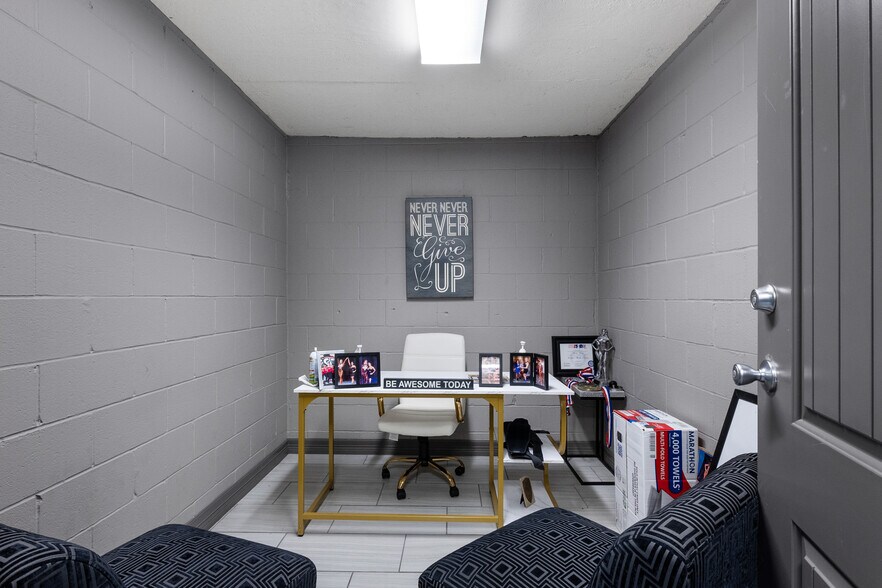 More Photos Of 604 S 77 Sunshine Strip, Harlingen Office For Sale