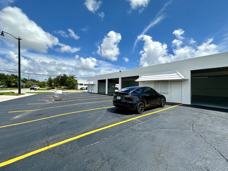 More Photos Of 960 S Dixie Hwy E, Pompano Beach Showroom For Lease