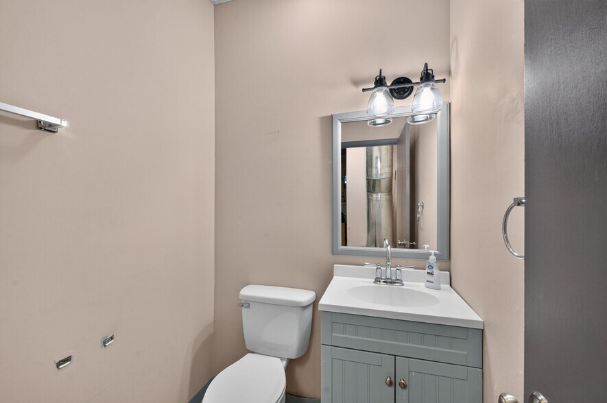 More Photos Of 1938 S Glenstone Ave, Springfield General Retail For Sale