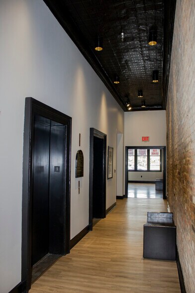 More Photos Of 911 College St, Bowling Green Office For Lease