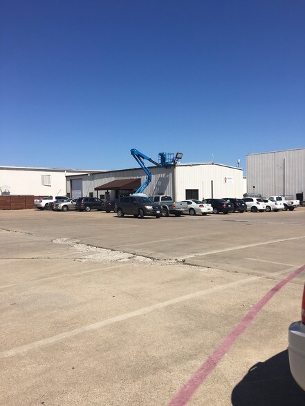 More Photos Of 1400 Everman Pky, Fort Worth Warehouse For Lease