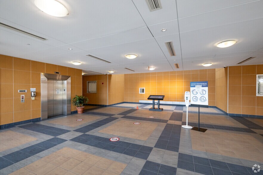 More Photos Of 400 Av Sainte-Croix, Saint-Laurent Office Residential For Lease