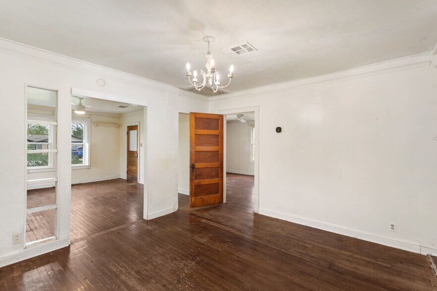 More Photos Of 200 Elm St, Buda Office For Sale