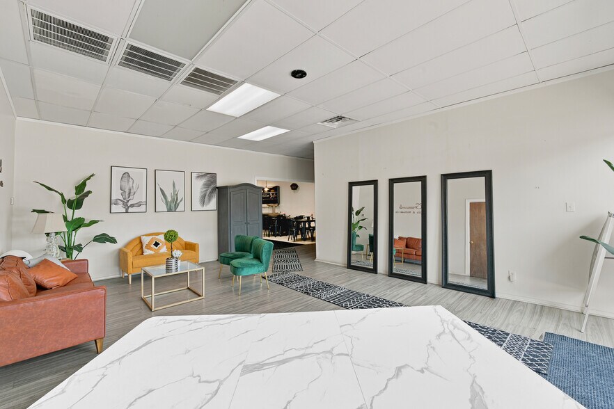 More Photos Of 20 Town Sq, Greenwood Health Club For Sale