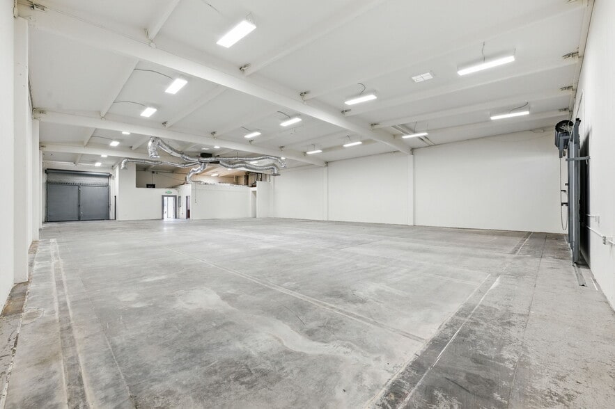 More Photos Of 12819 Main St, Los Angeles Warehouse For Sale