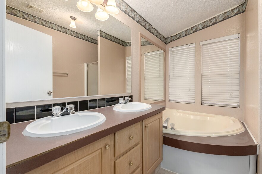 More Photos Of 50150 W Julie Ln, Maricopa Warehouse For Sale