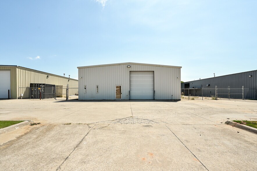 More Photos Of 412 Glade Ave, Oklahoma City Manufacturing For Lease