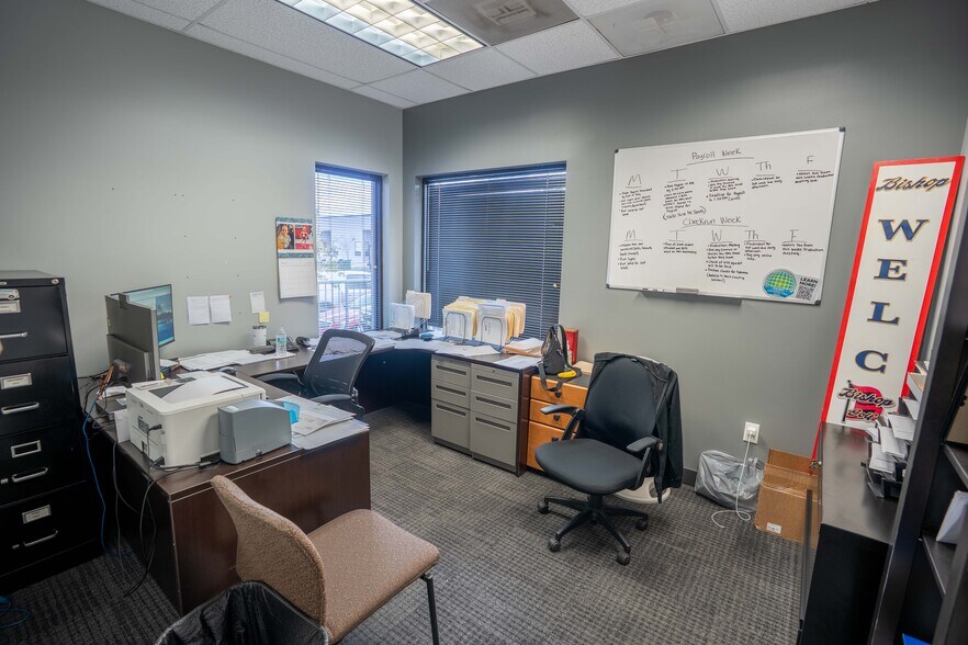 More Photos Of 5501-5519 Pioneer Park Blvd, Tampa Distribution For Lease