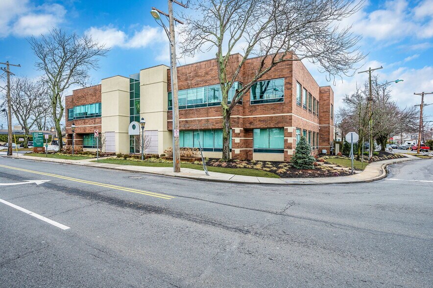 More Photos Of 180 E Main St, Bay Shore Medical For Sale