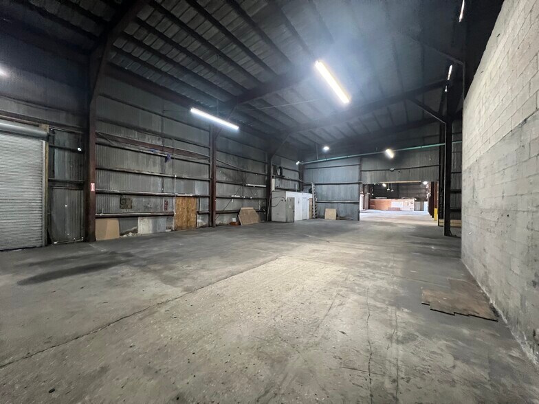 More Photos Of 5705 E Hanna Ave, Tampa Warehouse For Lease