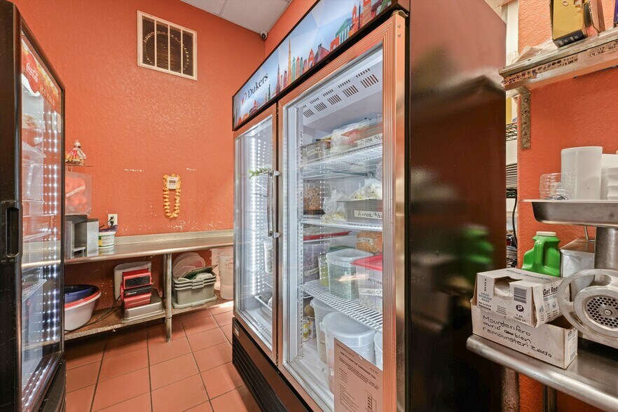 More Photos Of 918 W Plantation Dr, Clute Restaurant For Sale
