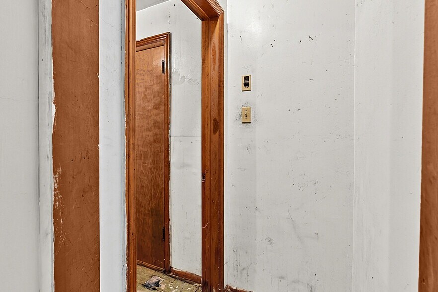 More Photos Of 7102 E Pendleton Pike, Indianapolis Office For Sale