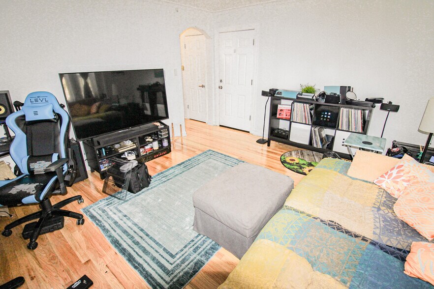 More Photos Of 6667-6669 W Devon Ave, Chicago Apartments For Sale