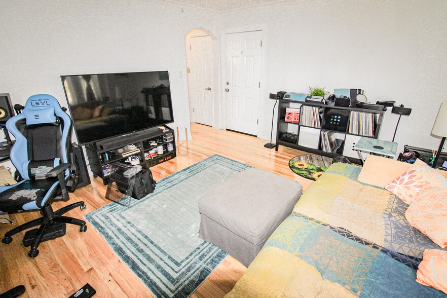 More Photos Of 6667-69 Devon Ave, Chicago Apartments For Sale