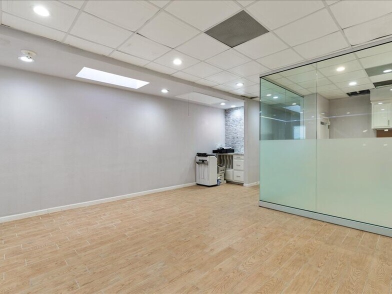 More Photos Of 643 S Great Southwest Pky, Grand Prairie Office For Sale