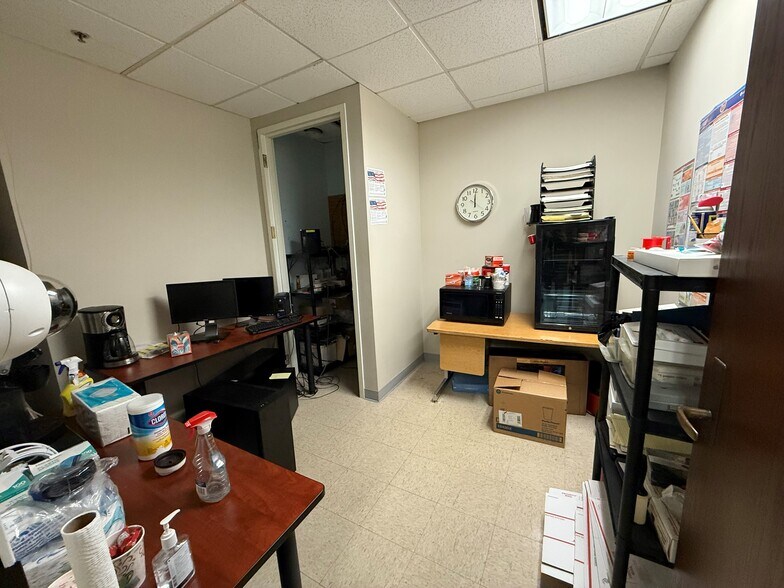 More Photos Of 211 W Wacker Dr, Chicago Office For Lease