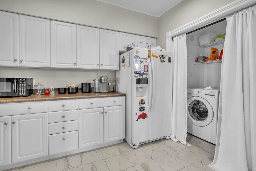 More Photos Of 105 1/2 S Court St, Crown Point General Retail For Sale