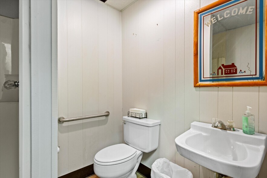 More Photos Of 304 W Jefferson St, Quincy Freestanding For Sale