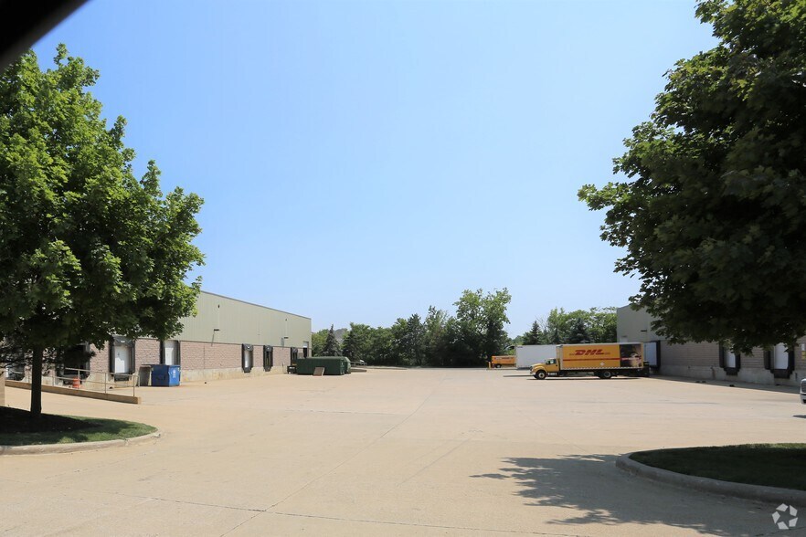 More Photos Of 19695 Commerce Pky, Middleburg Heights Distribution For Lease