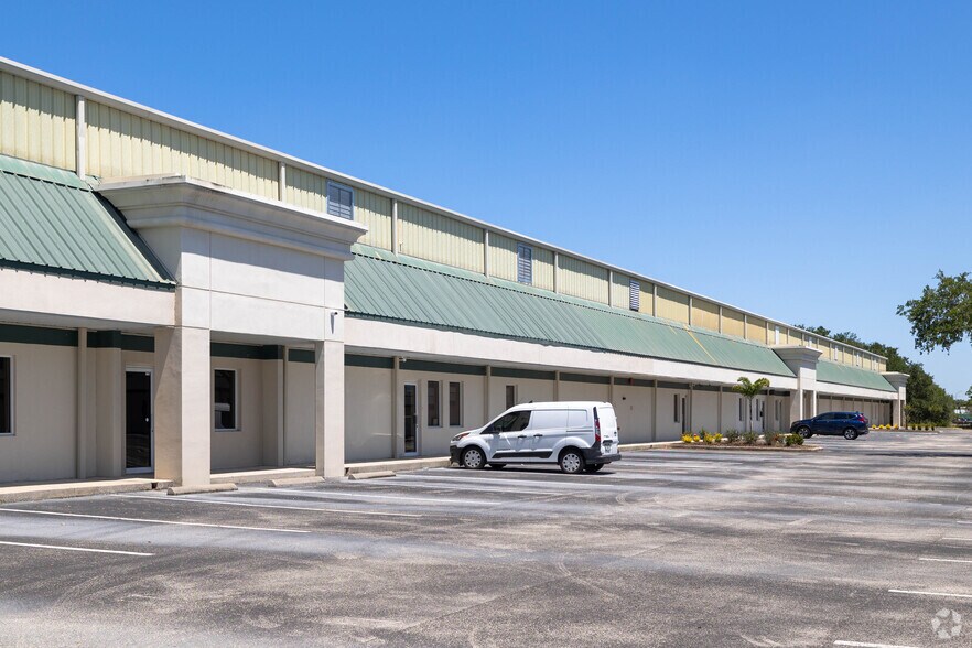 More Photos Of 3135 Drane Field Rd, Lakeland Warehouse For Lease