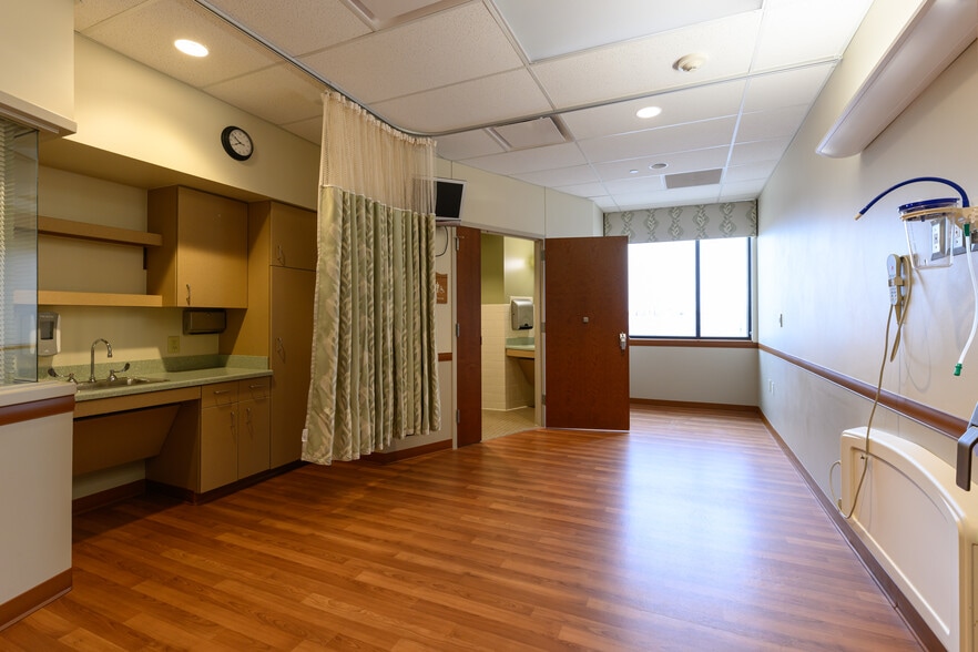 More Photos Of 900 E 4th St, Odessa Hospital For Sale