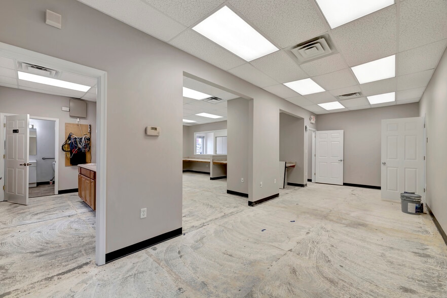 More Photos Of 28-30 W Ayre St, Wilmington Showroom For Lease